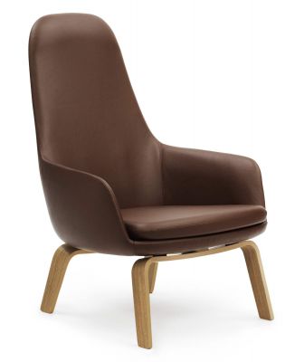 Brauner Era Lounge Chair Sessel mit hoher Rückenlehne und Holzgestell von Normann Copenhagen.